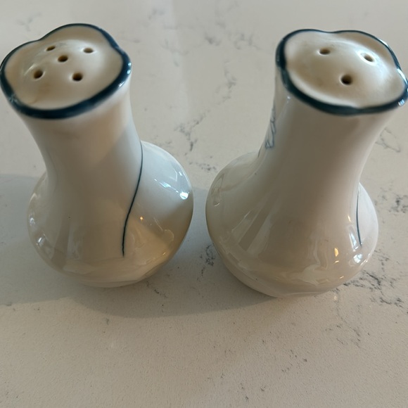 Epoch apple blossom salt and pepper shaker - Picture 2 of 3